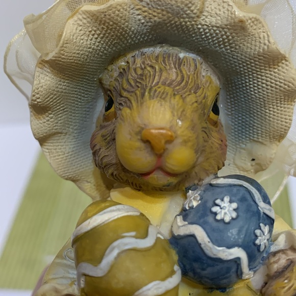 Sitting bunny resin figurine swinging legs - Picture 10 of 14